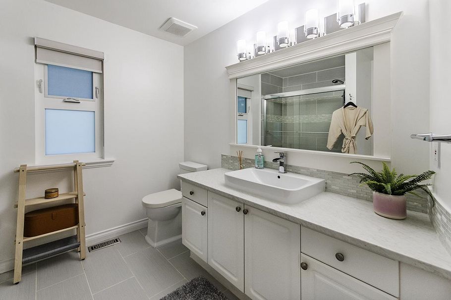 1075 Adderley Street North Vancouver, BC - 19