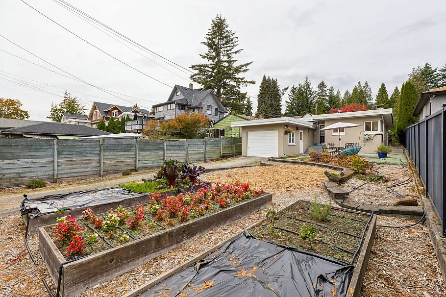331 E 24th Street North Vancouver, BC - 25