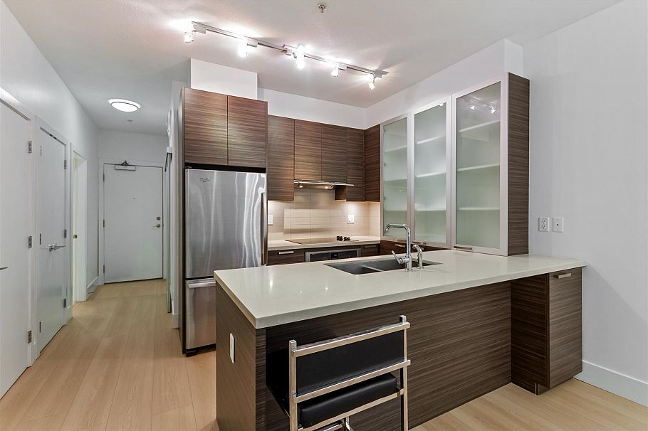 208 3606 Aldercrest Drive North Vancouver, BC - 3