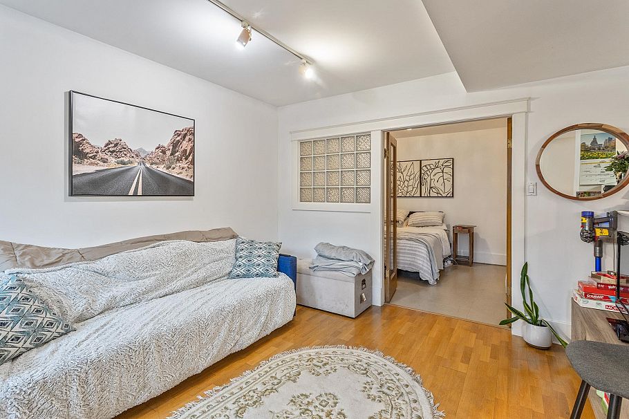 2582 W 6th Avenue Vancouver, BC - 31