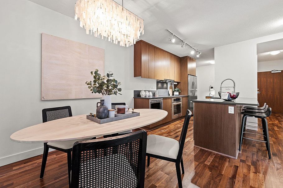 256 250 E 6th Avenue Vancouver, BC - 2