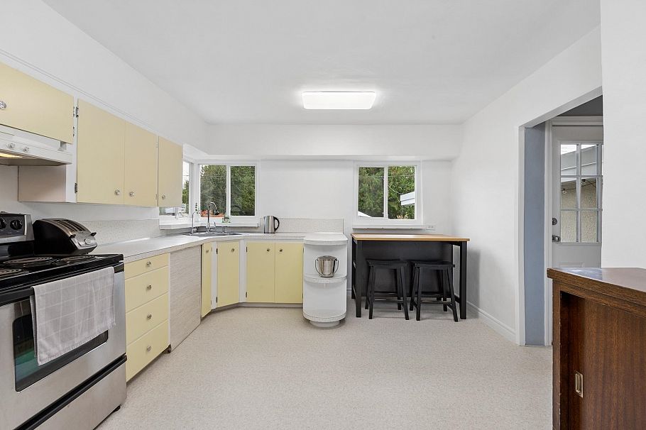 331 E 24th Street North Vancouver, BC - 11