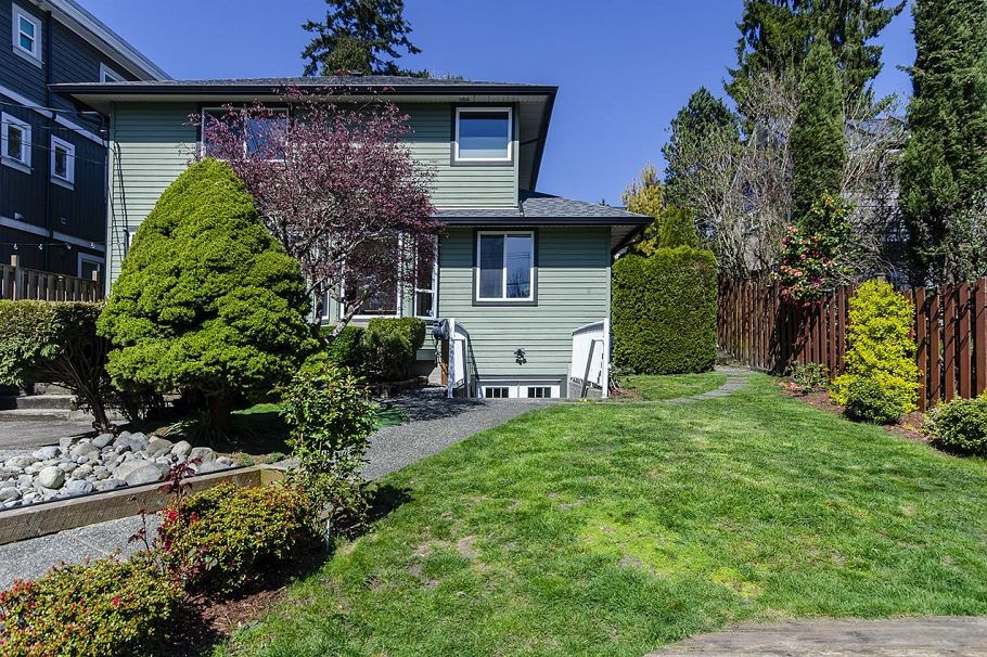 1075 Adderley Street North Vancouver, BC - 34