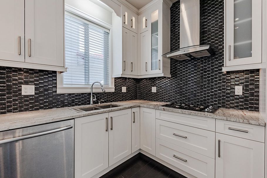 5506 College Street Vancouver, BC - 10