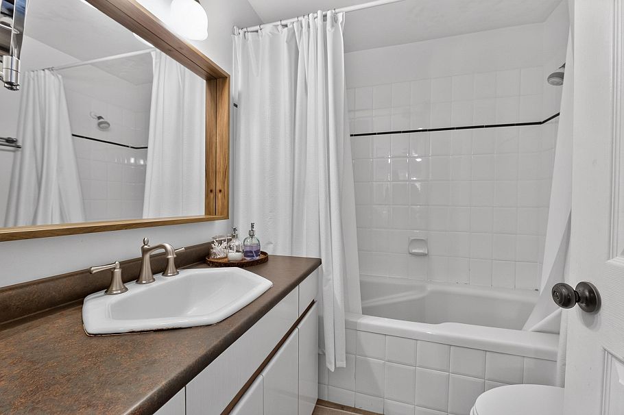 1150 Beaufort Road North Vancouver, BC - 32