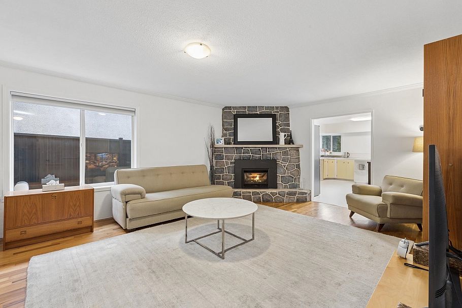 331 E 24th Street North Vancouver, BC - 3