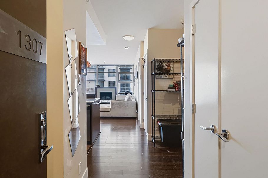 1307 158 W 13th Street North Vancouver, BC - 3