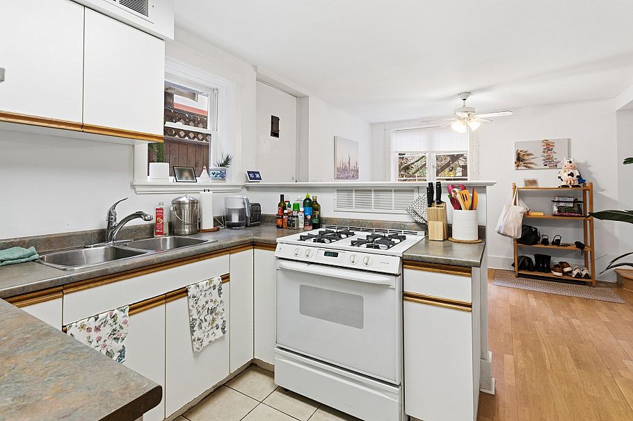 2582 W 6th Avenue Vancouver, BC - 35