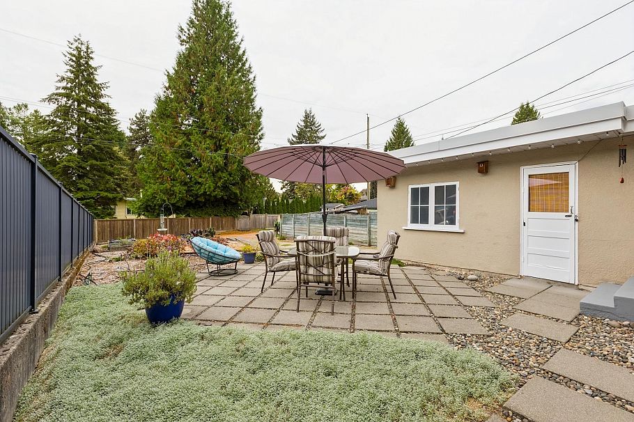 331 E 24th Street North Vancouver, BC - 20