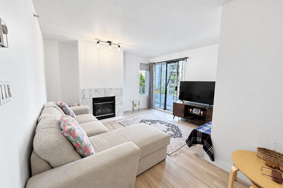 504 137 West 17th Street North Vancouver, BC - 3