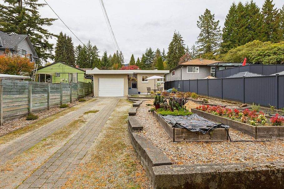 331 E 24th Street North Vancouver, BC - 26