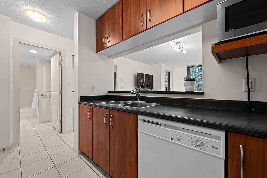 220 3663 Crowley Drive Vancouver, BC - 10