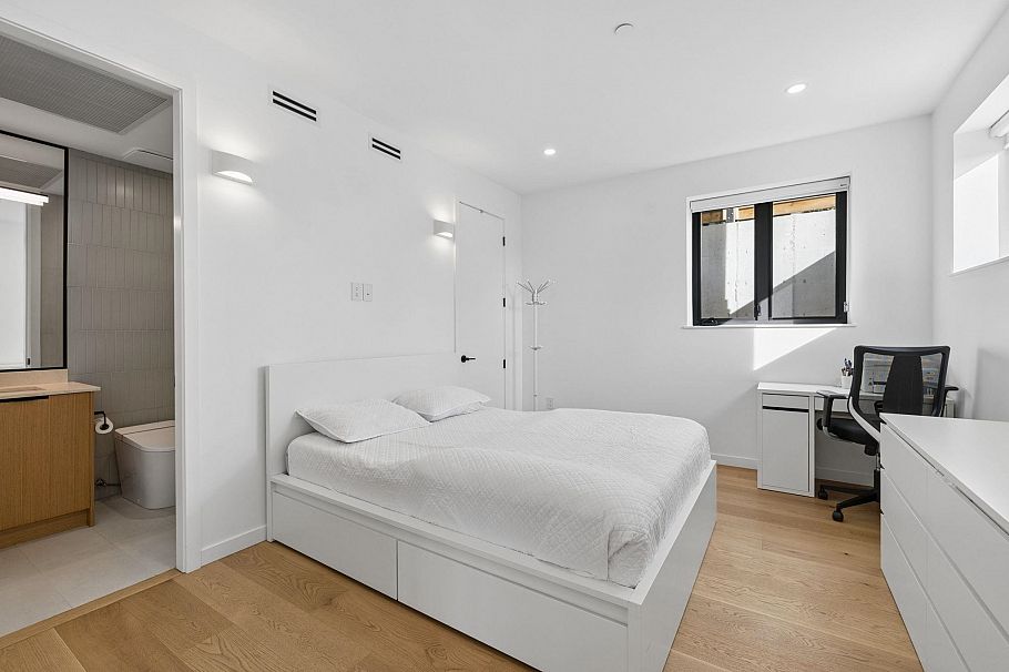 366 W 25th Street North Vancouver, BC - 25