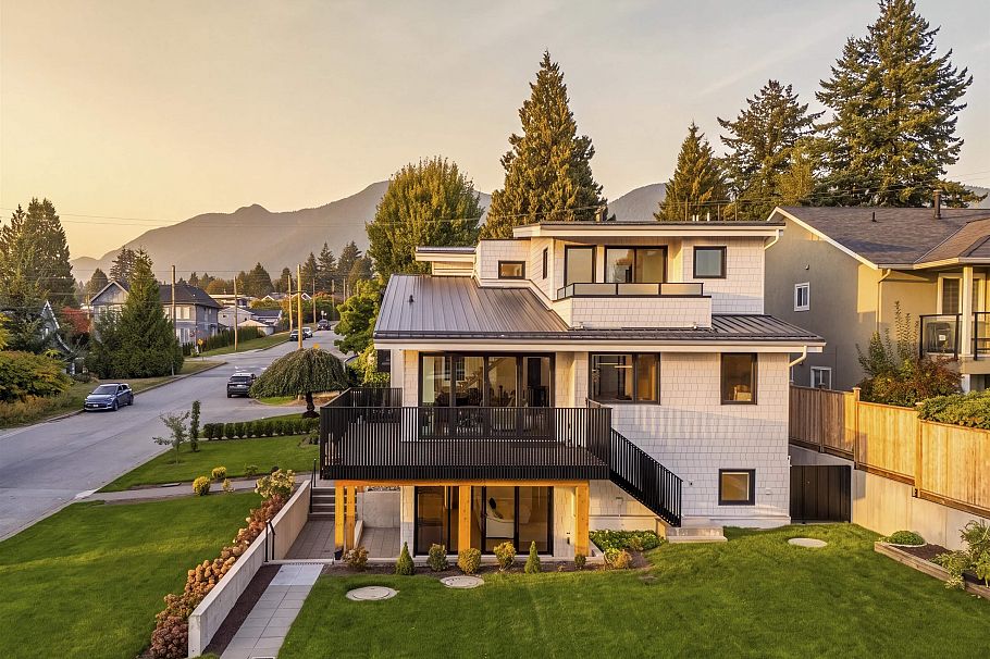 366 W 25th Street North Vancouver, BC - 38