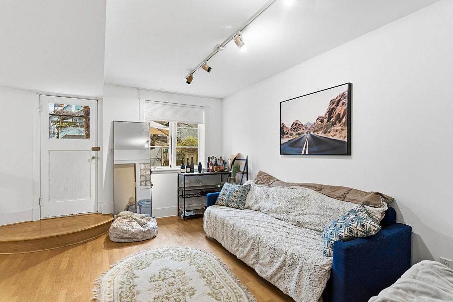 2582 W 6th Avenue Vancouver, BC - 30