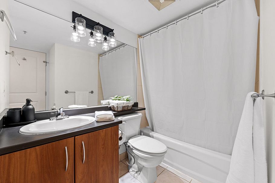 220 3663 Crowley Drive Vancouver, BC - 16