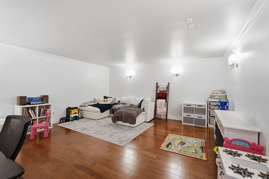631 W 24th Close North Vancouver, BC - 32