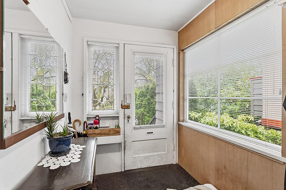 2582 W 6th Avenue Vancouver, BC - 9