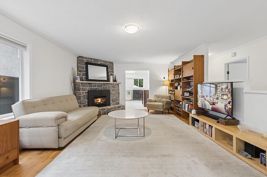 331 E 24th Street North Vancouver, BC - 4