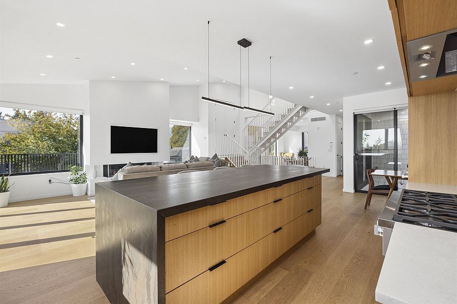 366 W 25th Street North Vancouver, BC - 13