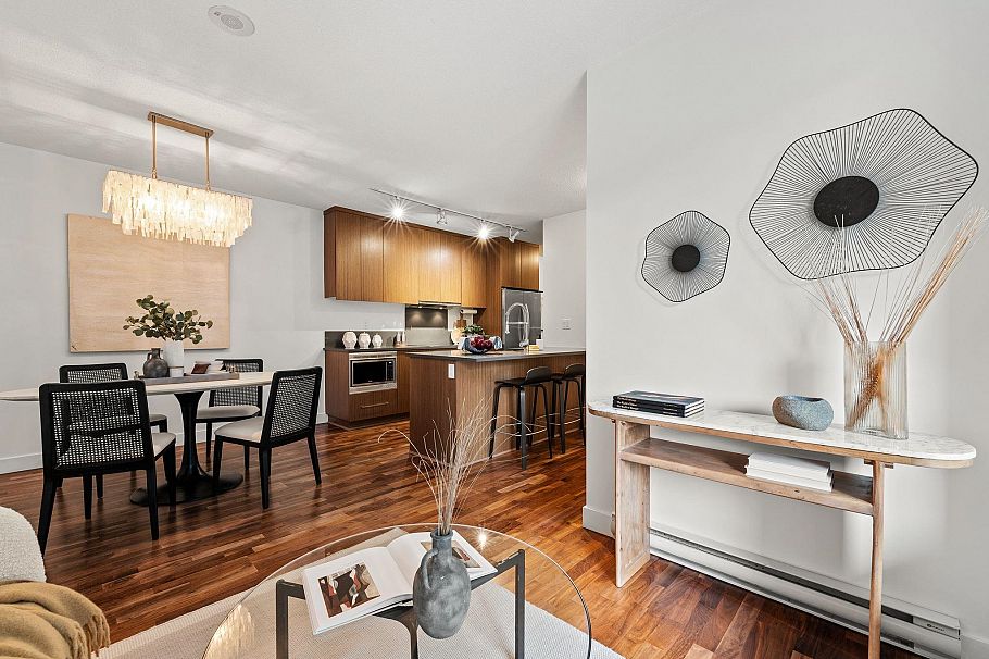256 250 E 6th Avenue Vancouver, BC - 1