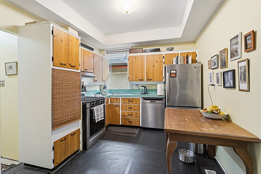 2582 W 6th Avenue Vancouver, BC - 15