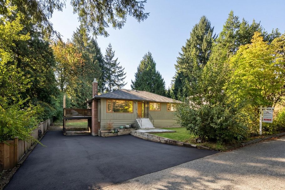 1561 Merlynn Crescent North Vancouver, BC - 38