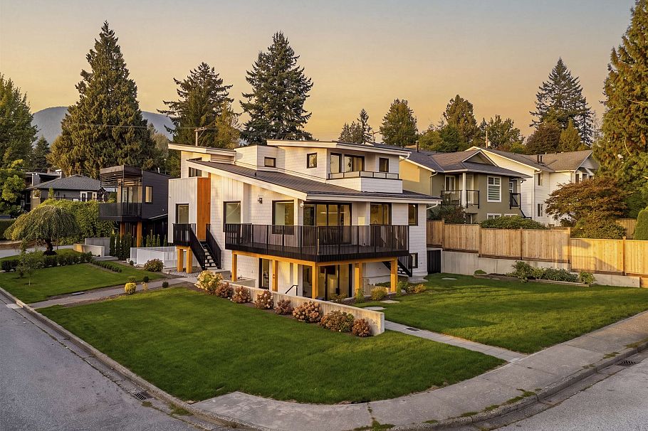 366 W 25th Street North Vancouver, BC - 36