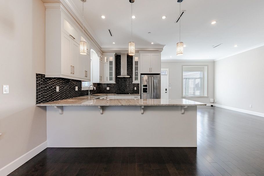 5506 College Street Vancouver, BC - 8