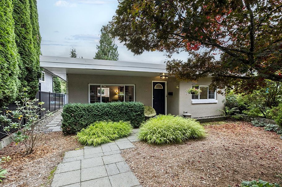 331 E 24th Street North Vancouver, BC - 1