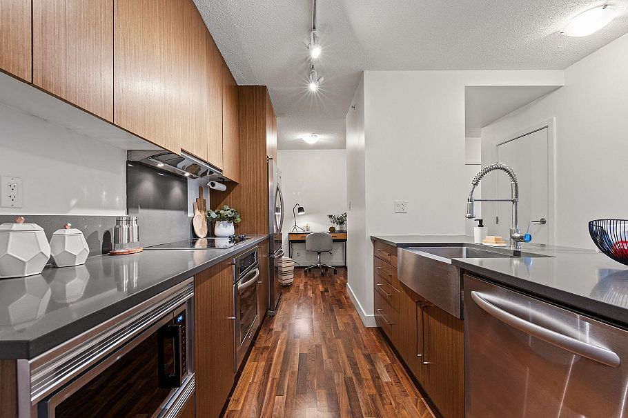 256 250 E 6th Avenue Vancouver, BC - 3