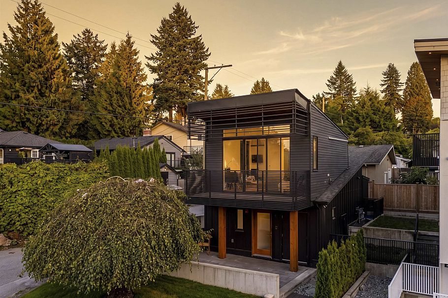 366 W 25th Street North Vancouver, BC - 40