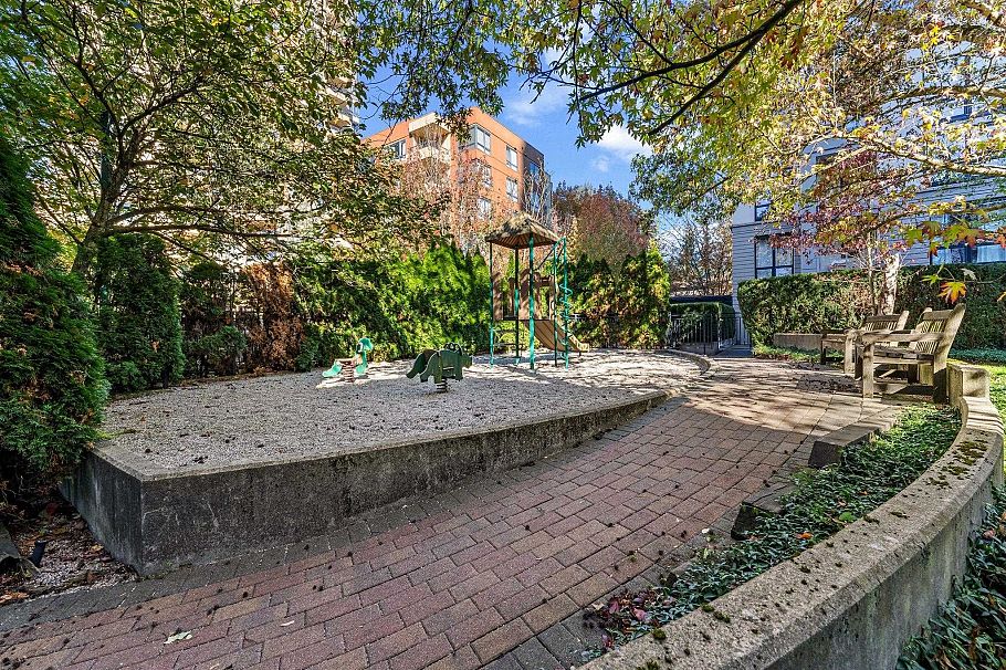 220 3663 Crowley Drive Vancouver, BC - 30