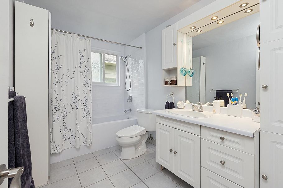 331 E 24th Street North Vancouver, BC - 19
