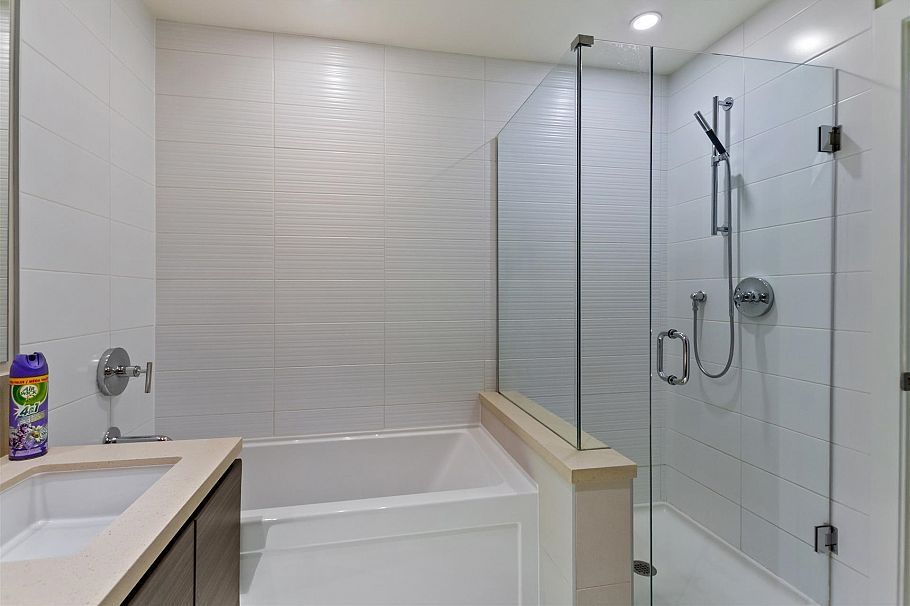 208 3606 Aldercrest Drive North Vancouver, BC - 11