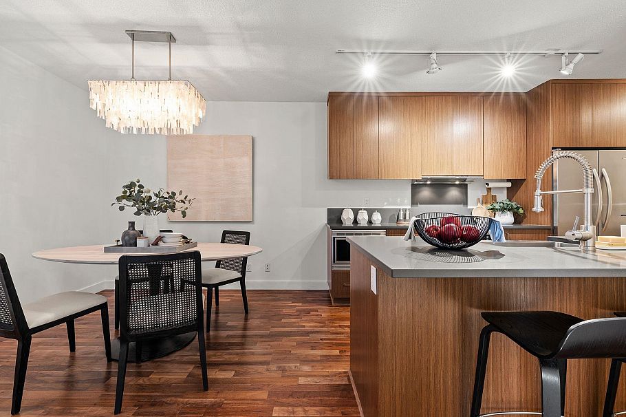 256 250 E 6th Avenue Vancouver, BC - 9
