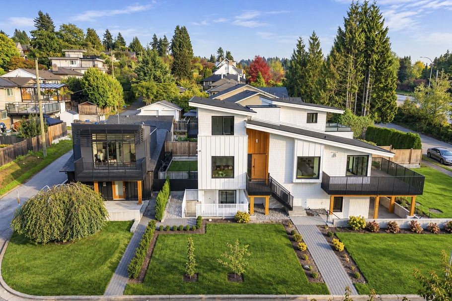366 W 25th Street North Vancouver, BC - 1