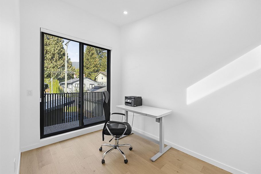 366 W 25th Street North Vancouver, BC - 28