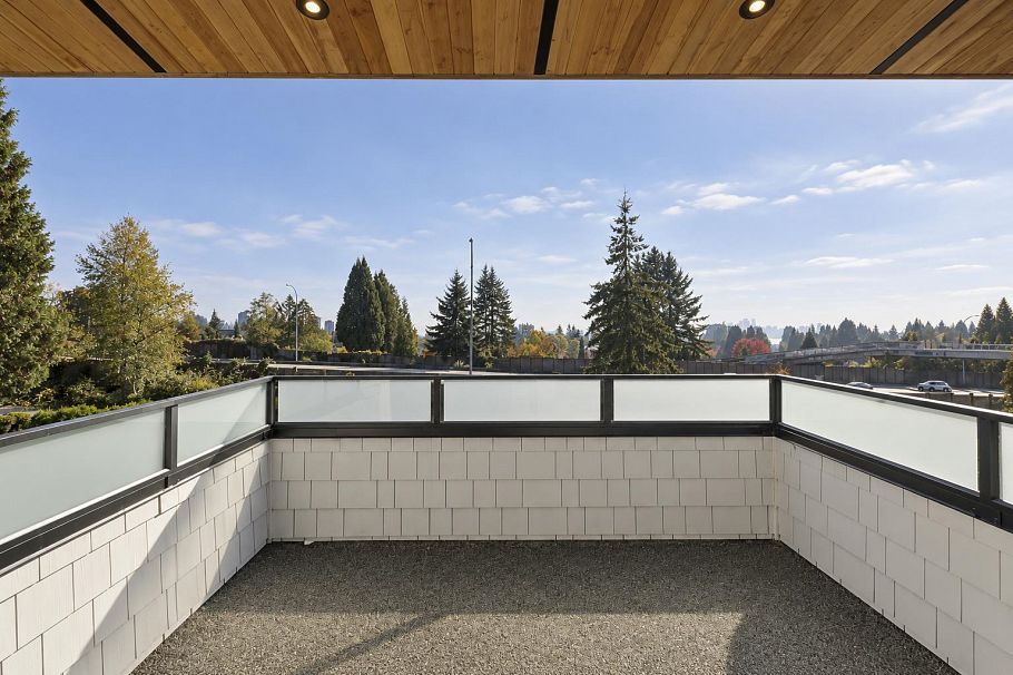 366 W 25th Street North Vancouver, BC - 26