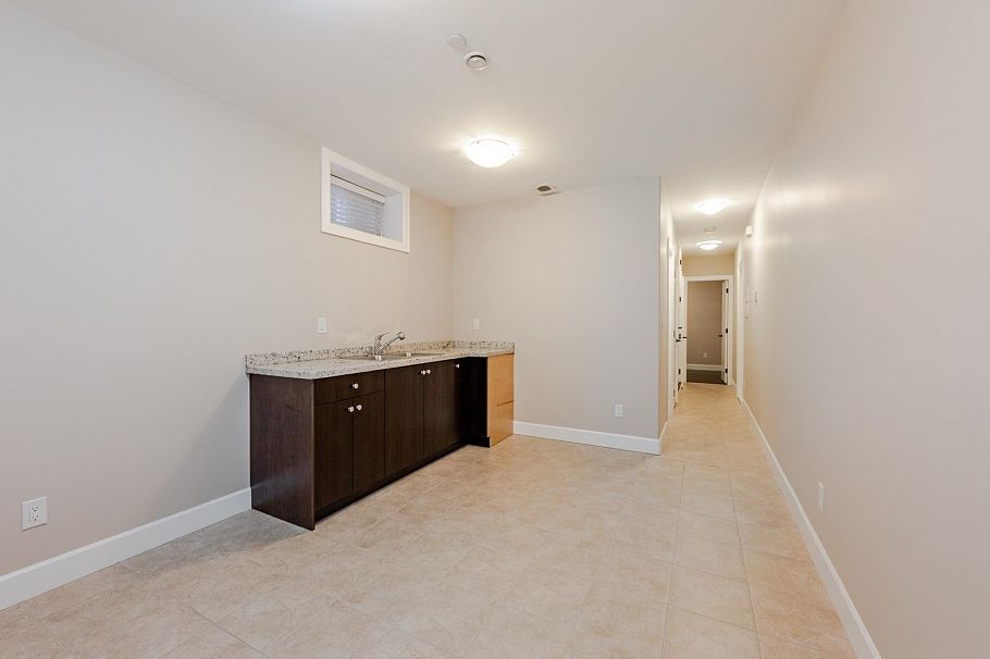 5506 College Street Vancouver, BC - 23