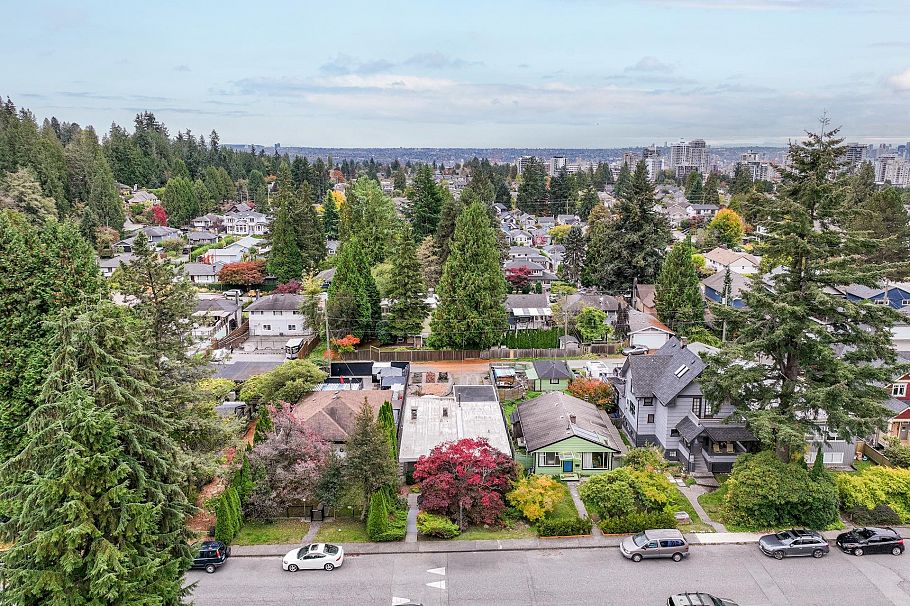 331 E 24th Street North Vancouver, BC - 30