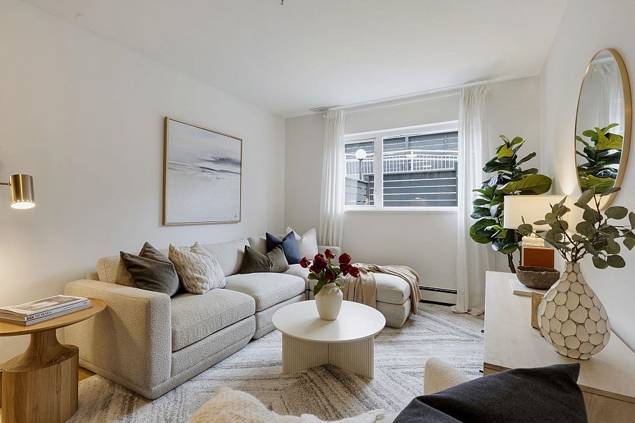 106 33 N Templeton Drive Vancouver, BC - 4