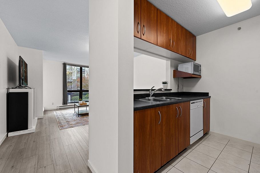 220 3663 Crowley Drive Vancouver, BC - 9