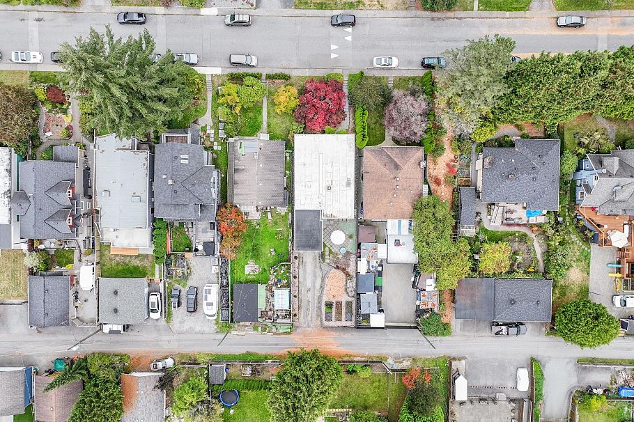 331 E 24th Street North Vancouver, BC - 32