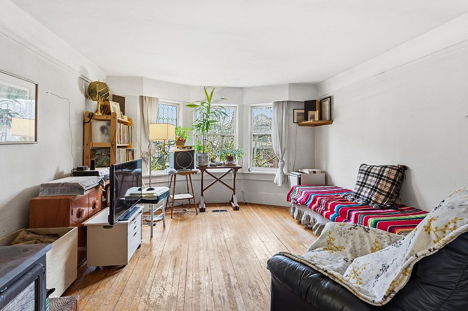 2582 W 6th Avenue Vancouver, BC - 24