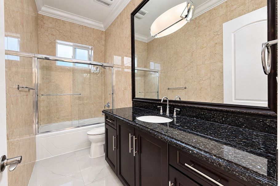 6830 Vivian Street Vancouver, BC - 7