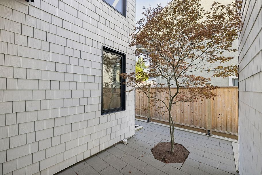 366 W 25th Street North Vancouver, BC - 34
