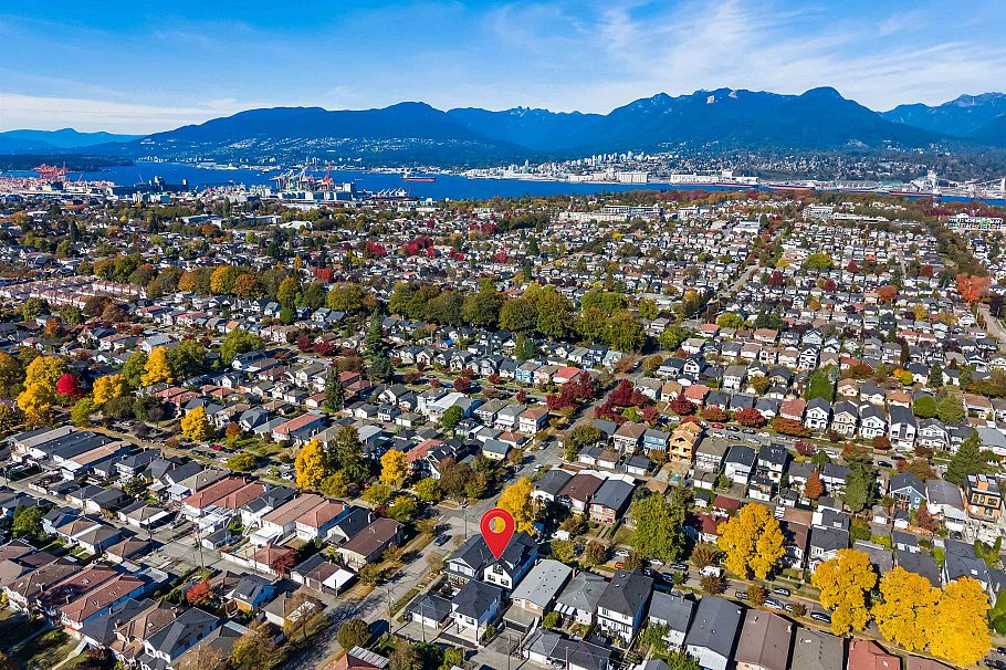 2 2710 Kitchener Street Vancouver, BC - 27
