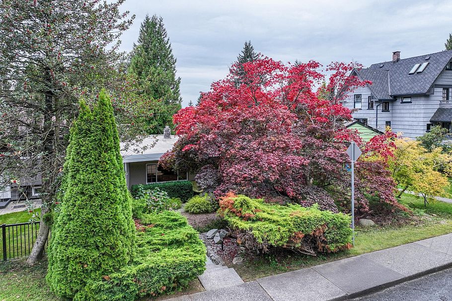 331 E 24th Street North Vancouver, BC - 29