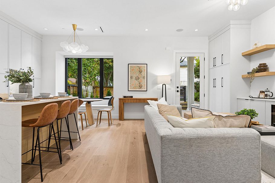 1 878 E 37th Avenue Vancouver, BC - 2